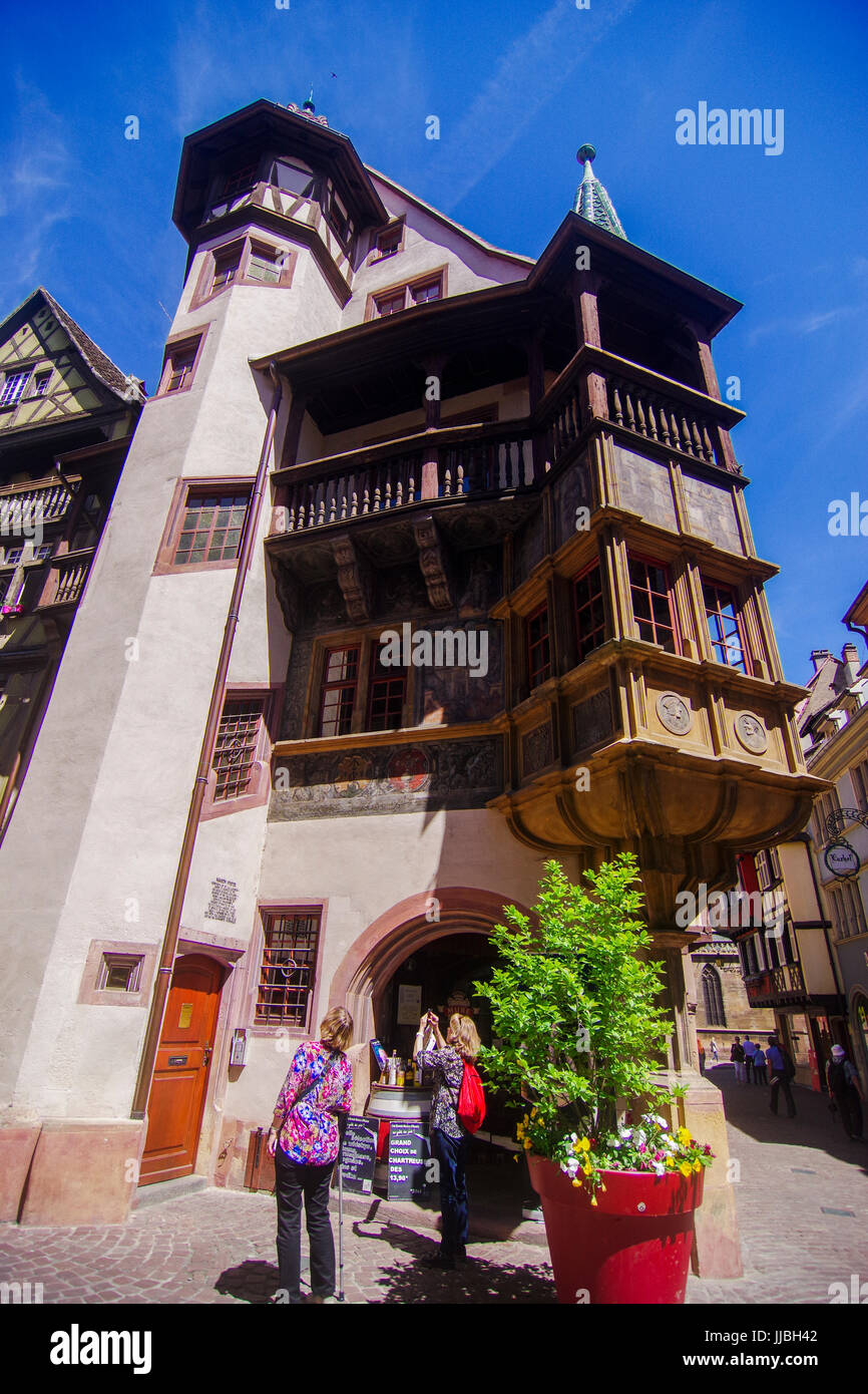 Malerische Straße Szenen rund um Maison Pfister mit Besuchern aus Colmar Elsass Frankreich Stockfoto