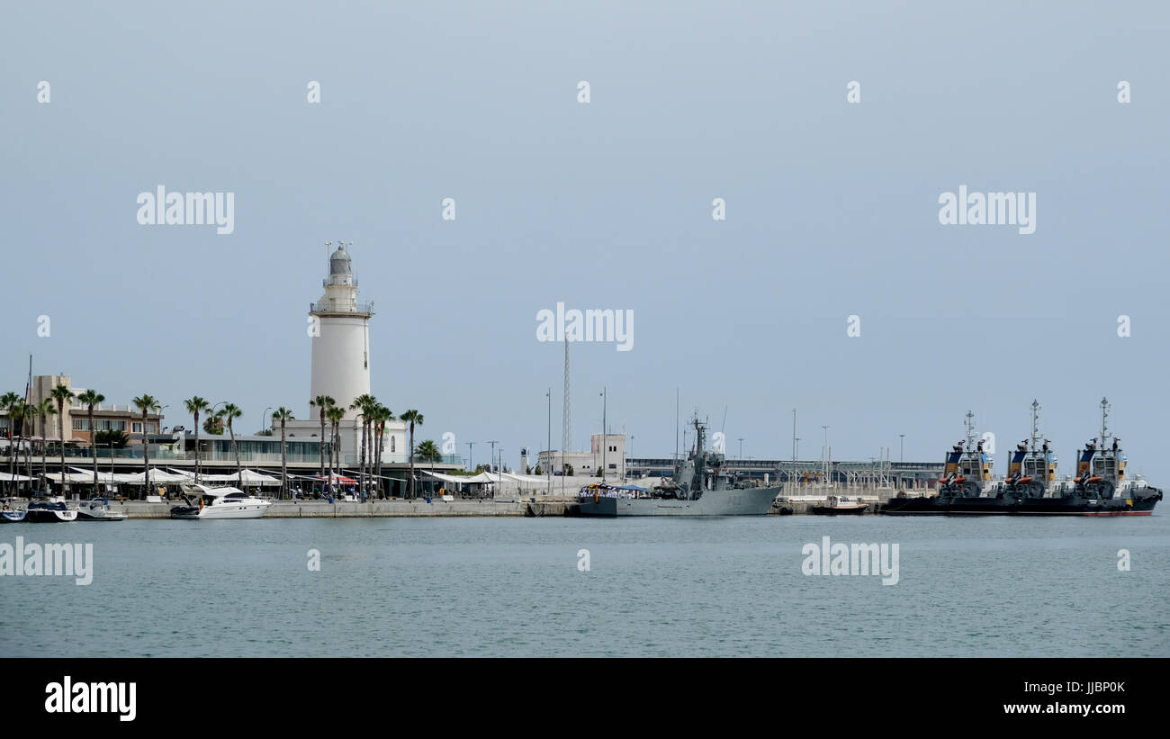 MALAGA, Andalusien/Spanien - Juli 5: Leuchtturm im Hafen von Malaga Costa Del Sol Spanien am 5. Juli 2017 Stockfoto