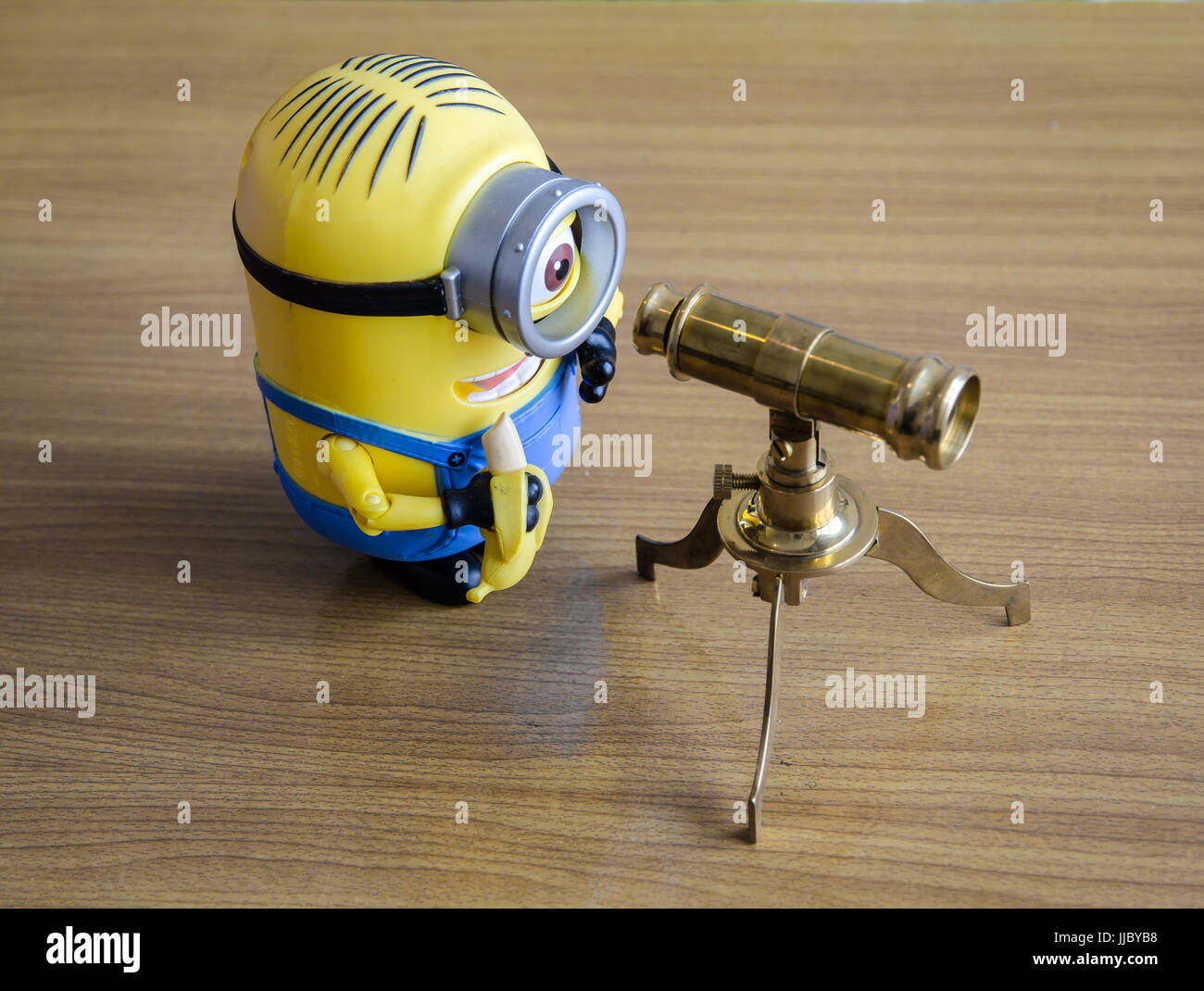 Bangkok, Thailand - 19. Juli 2017: Minion Tom Spielzeug suchen Vintage Teleskop Stockfoto