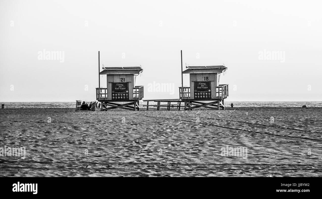 Rettungsschwimmer Häuser am Venice Beach nach Sonnenuntergang Stockfoto