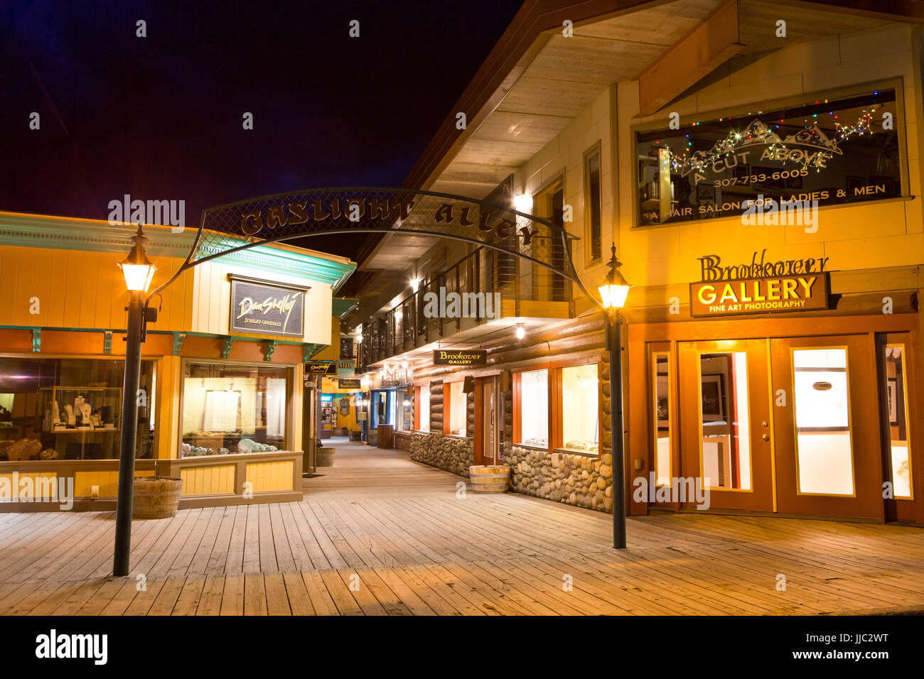 Die verschiedenen Geschäfte bevölkern die historischen Gaslight-Gasse in der Innenstadt von Jackson. Jackson, Wyoming Stockfoto