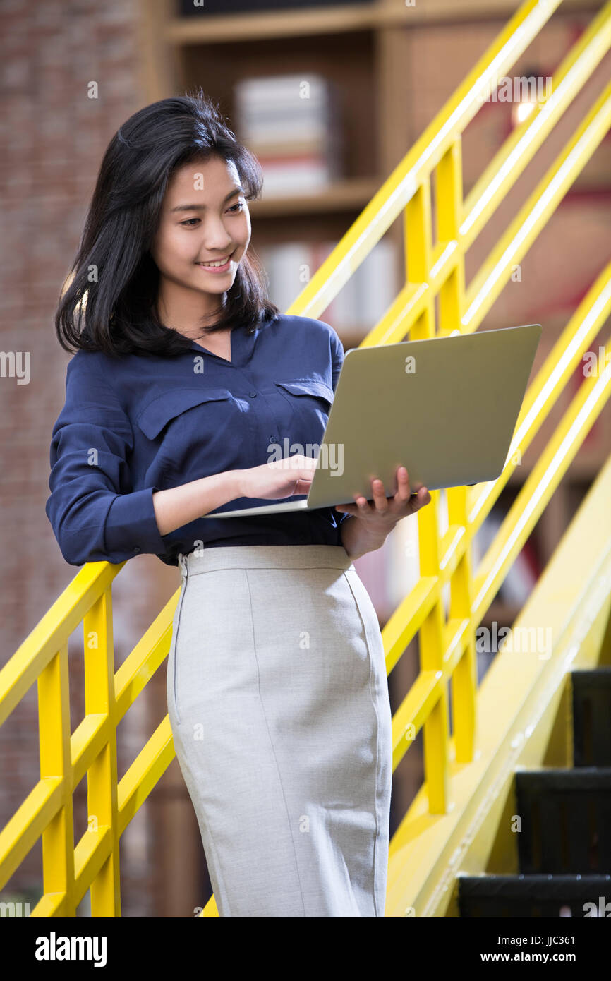 Business-Dame mit laptop Stockfoto