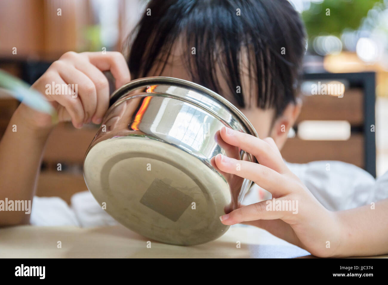 Asiatische chinesische Mädchen essen gebratenen Reis im Café im freien Stockfoto