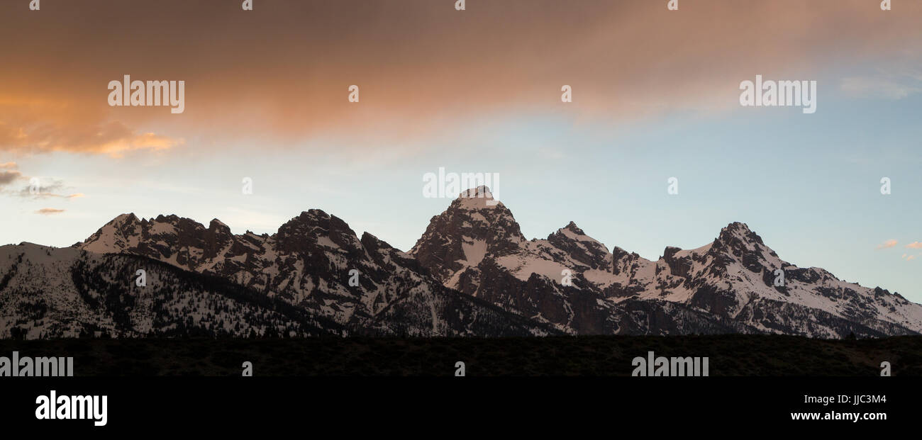 Sonnenuntergang Leuchten eine große Gewitterwolke über den Grand Teton und die Teton Berge schweben. Grand Teton Nationalpark, Wyoming Stockfoto