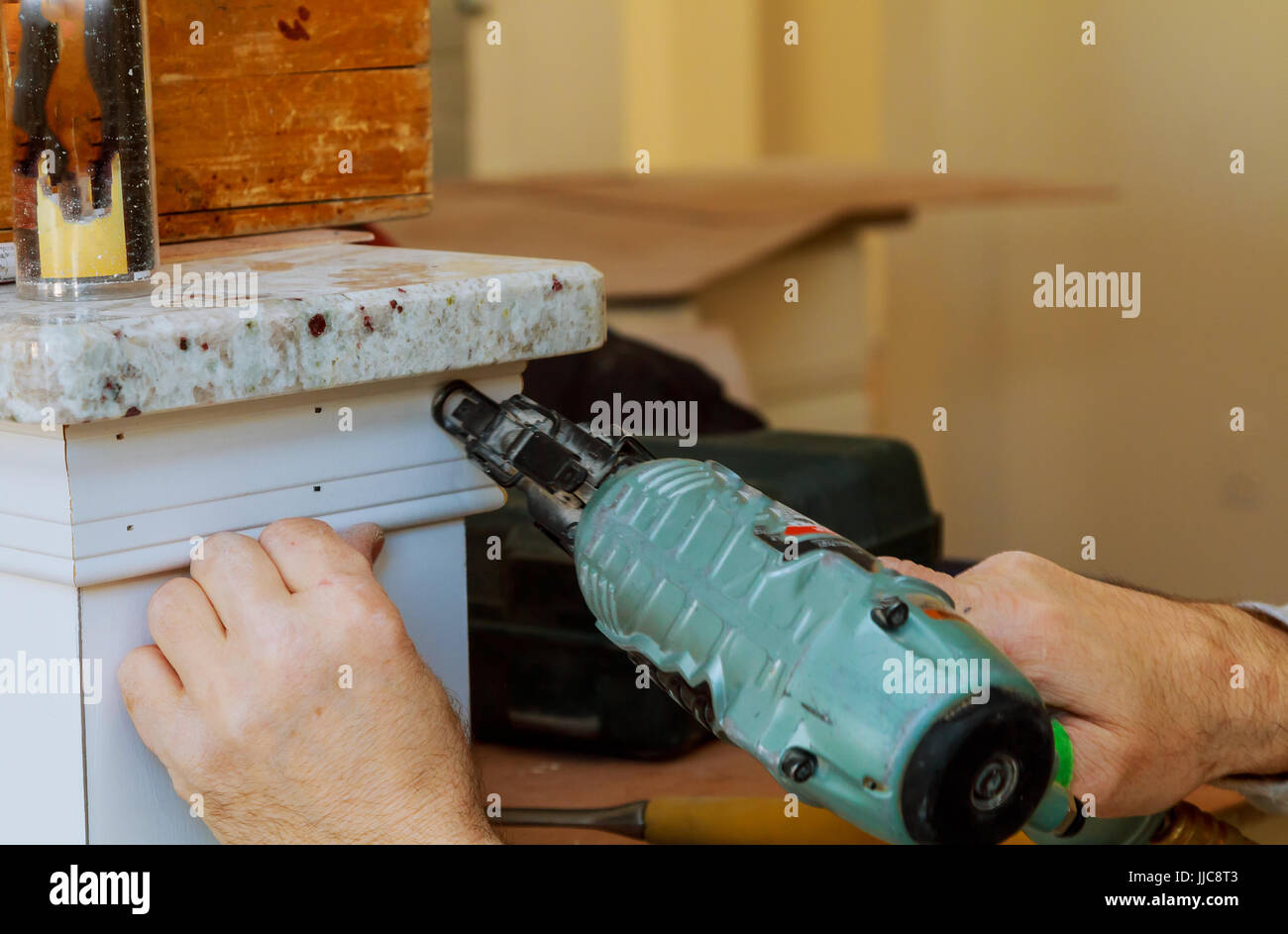 Handyman angenagelt Bild Moulding Wand im neuen Haus Stockfoto