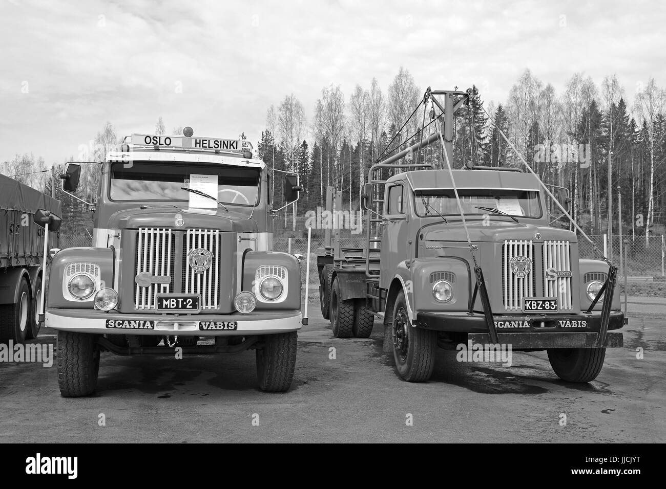 LAUKAA, Finnland - 19. Mai 2017: Zwei klassischen konventionellen Scania Vabis 76 Trucks, verließ 1966 und im richtigen Jahr 1963 mit Kran auf dem Display auf Scania Ex Stockfoto
