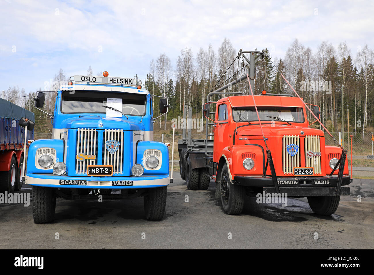 LAUKAA, Finnland - 19. Mai 2017: Zwei klassischen konventionellen Scania Vabis 76 LKW, blaue Jahr 1966 und rote Jahr 1963 mit Kran auf dem Display auf Scania Exhi Stockfoto