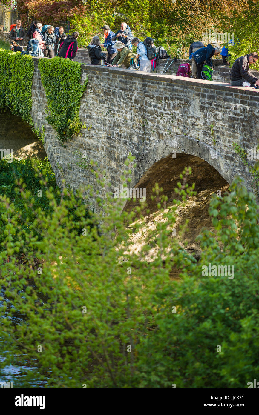 Pilger auf der Brücke machen Sie Pause in Larrasoana, Spanien, Europa. Der Weg von Zubiri nach Pamplona, Camino de Santiago. Stockfoto