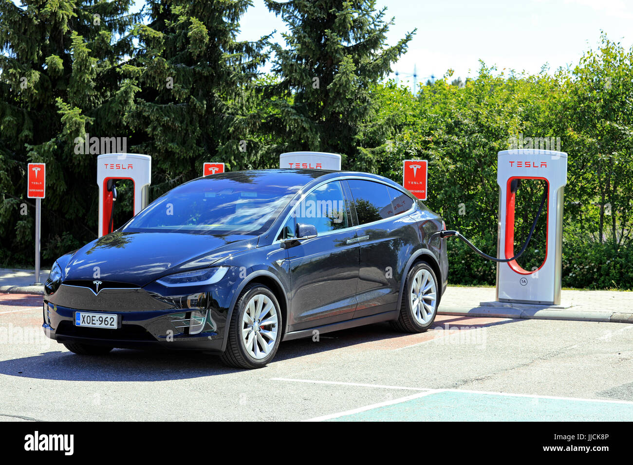 PAIMIO, Finnland - 14. Juli 2017: Tesla Model X Elektro-Crossover-SUV-Akku an Tesla Kompressor-Station in Paimio. Das Modell X hat ein offi Stockfoto