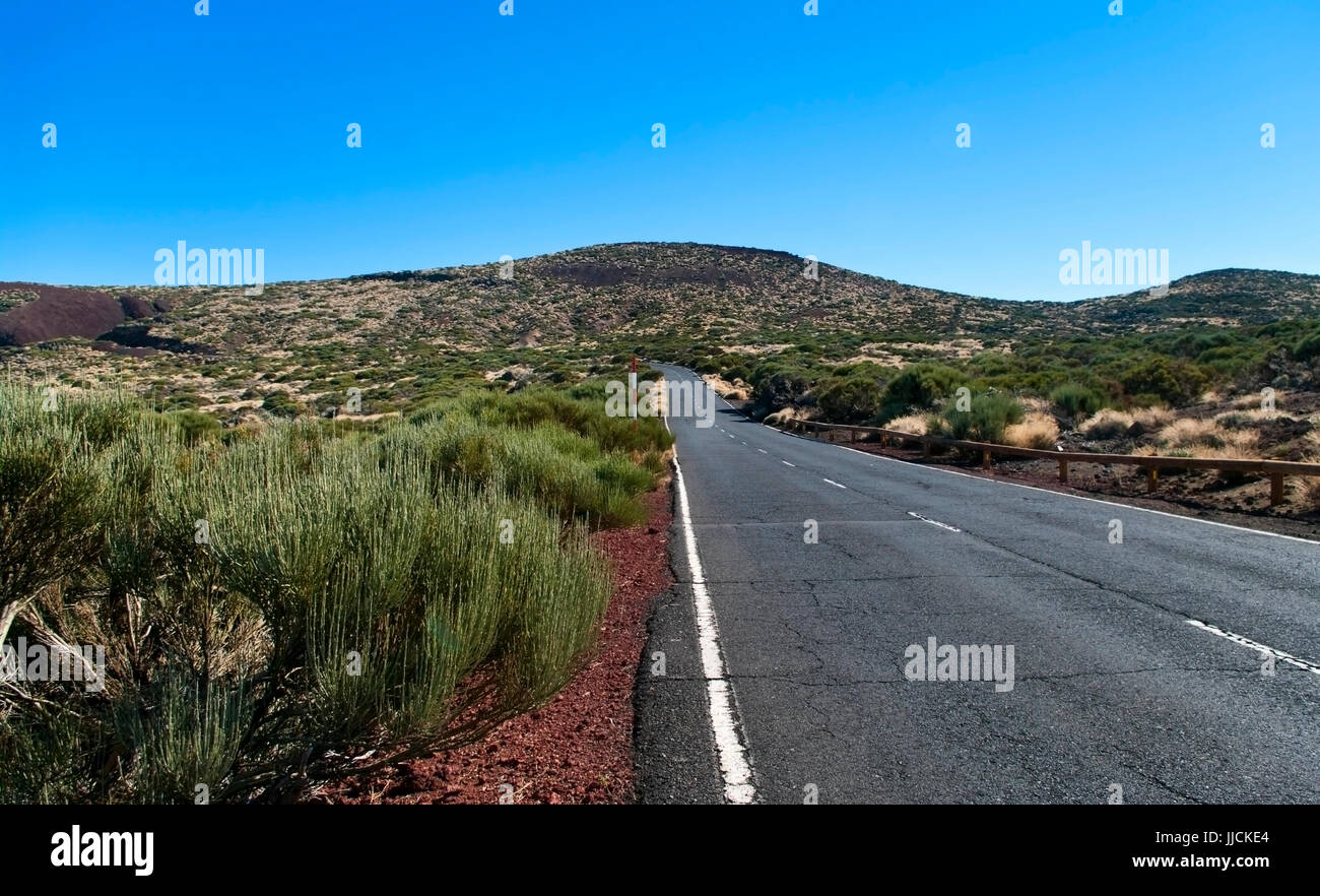 Straße durch vulkanische Wüste in El Teide Nationalpark auf Teneriffa Stockfoto