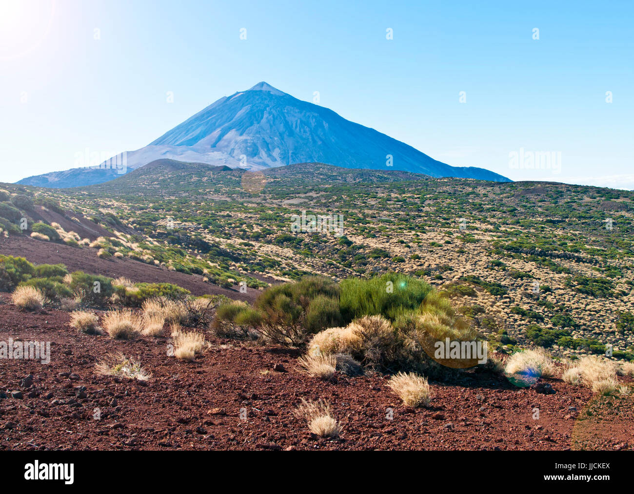 Blick auf Vulkan El Teide und vulkanische Wüste von El Teide-Nationalpark, den Kanarischen Inseln, Teneriffa Stockfoto