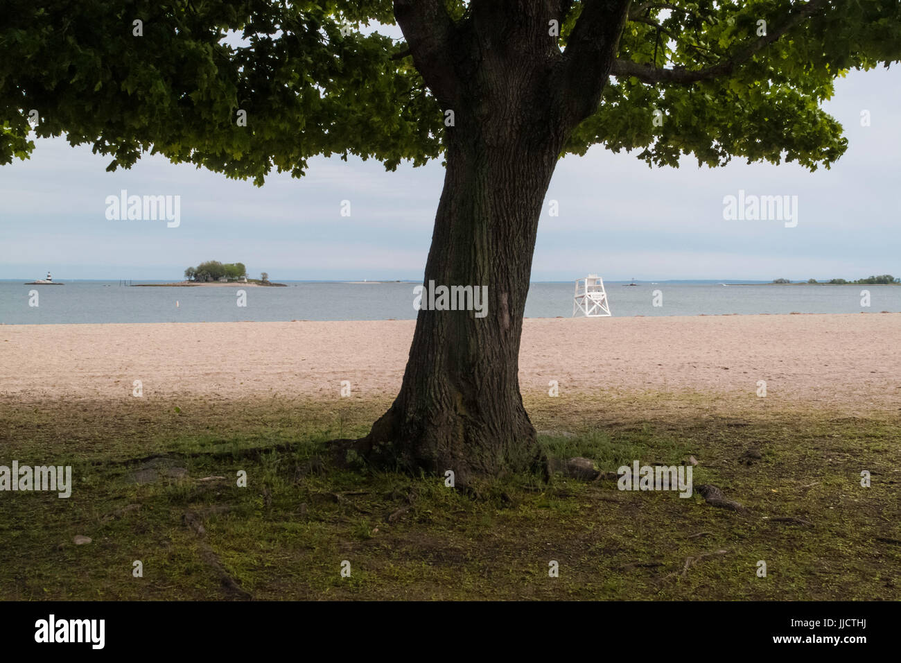 East Norwalk, CT ist 17. Mai 2009 - die Strandwache leer in der Nebensaison am Kalb Weide Strand. Vor der Küste ist Sprite Insel, eine von mehreren vor der Küste von Connecticut im Long Island Sound. Bildnachweis: © Stacy Walsh Rosenstock/Alamy Stockfoto