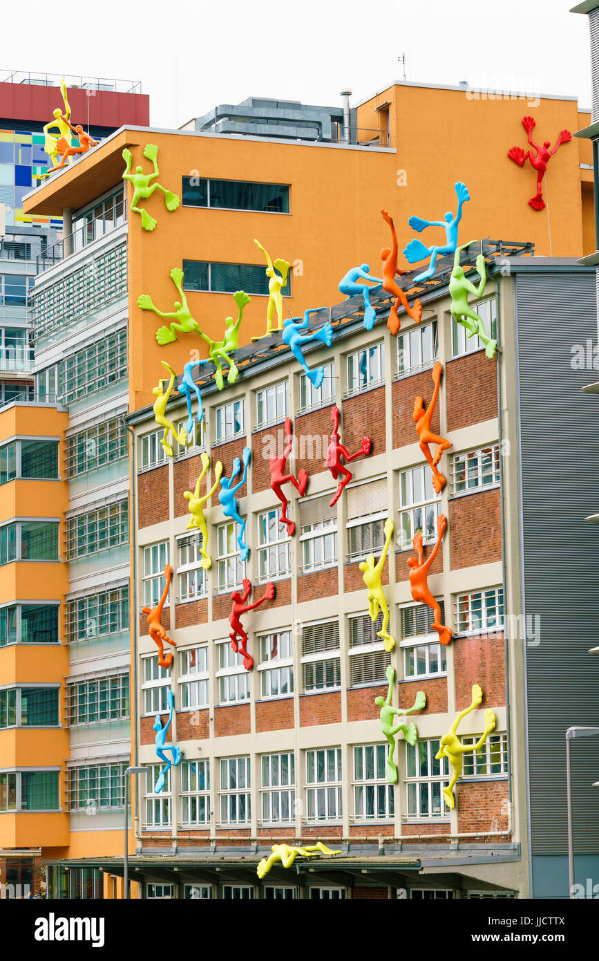 Dusseldorf Deutschland 14 April 2017 Bunte Figuren Auf Roggendorfer Haus Bauen Moderne Burogebaude Im Medienhafen Stockfotografie Alamy