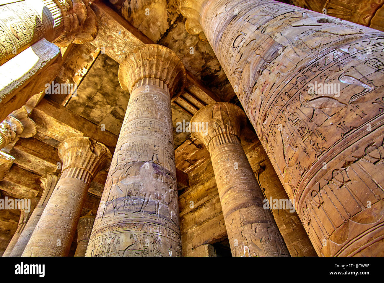 altägyptischen Architektur Ruinen. Olumns der Tempel des Horus in Edfu in Ägypten Stockfoto
