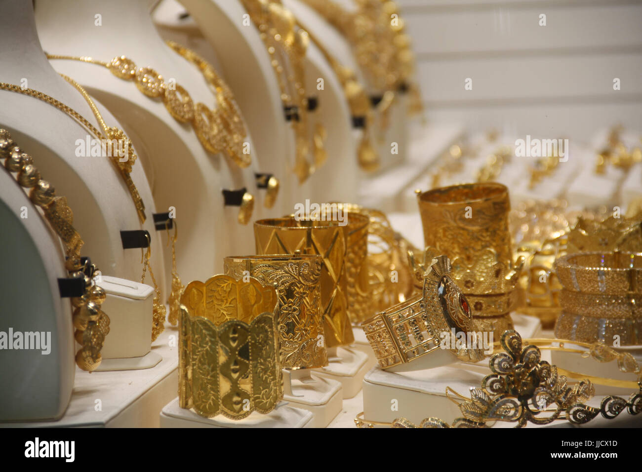 Kostbare Ziergegenstände in echtem Gold in verschiedenen Designs und Muster Stockfoto