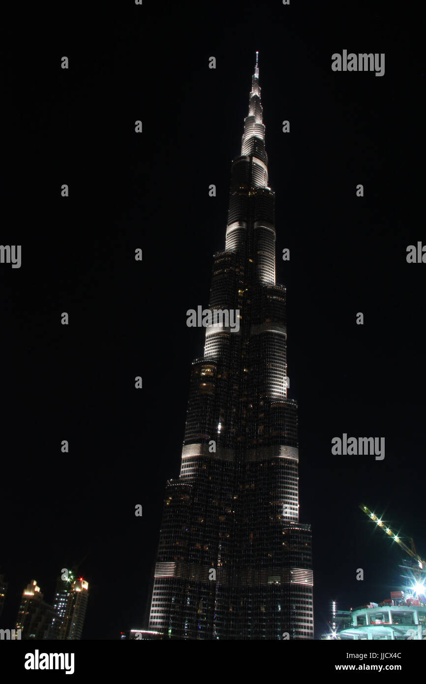 Die Ansicht des funkelnden Burj Khalifa in Dubai in der Nacht, das höchste Gebäude der Welt Stockfoto