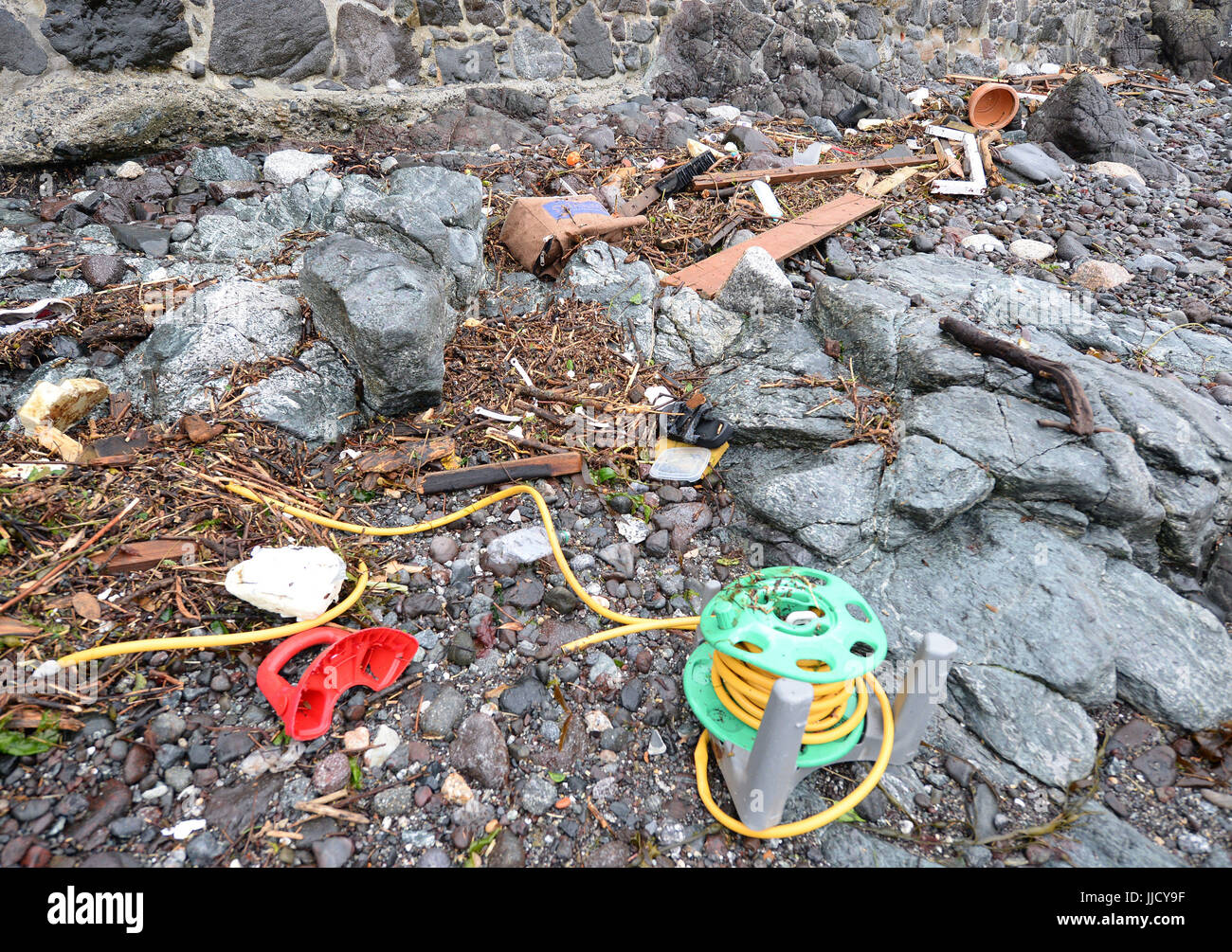 Müll am Strand in Coverack, Cornwall, nach intensivem Regen verursachte Sturzfluten in dem Dorf an der Küste. Stockfoto