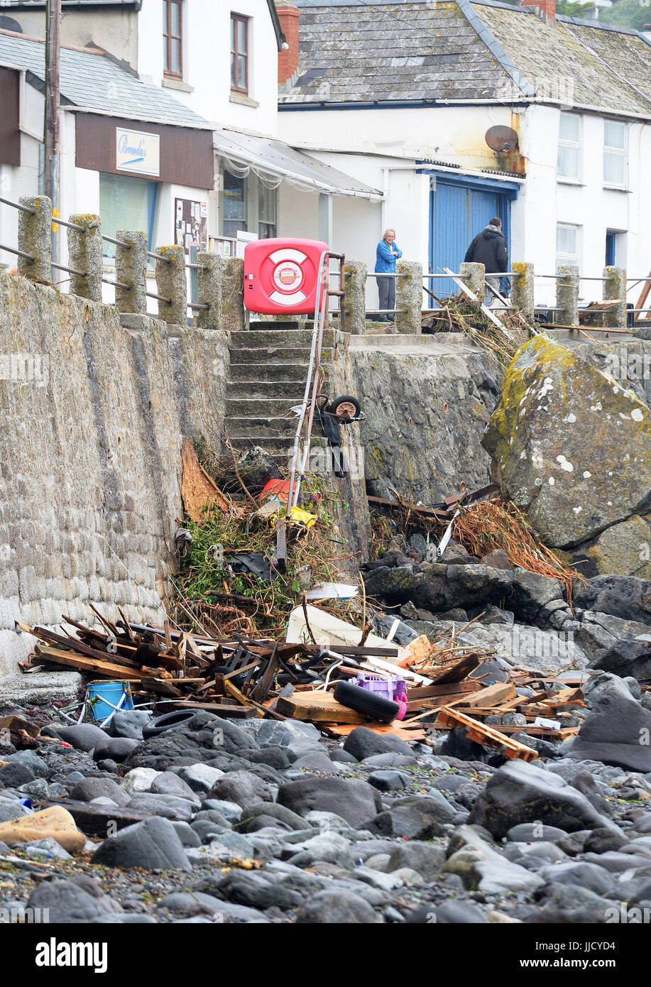 Müll am Strand in Coverack, Cornwall, nach intensivem Regen verursachte Sturzfluten in dem Dorf an der Küste. Stockfoto