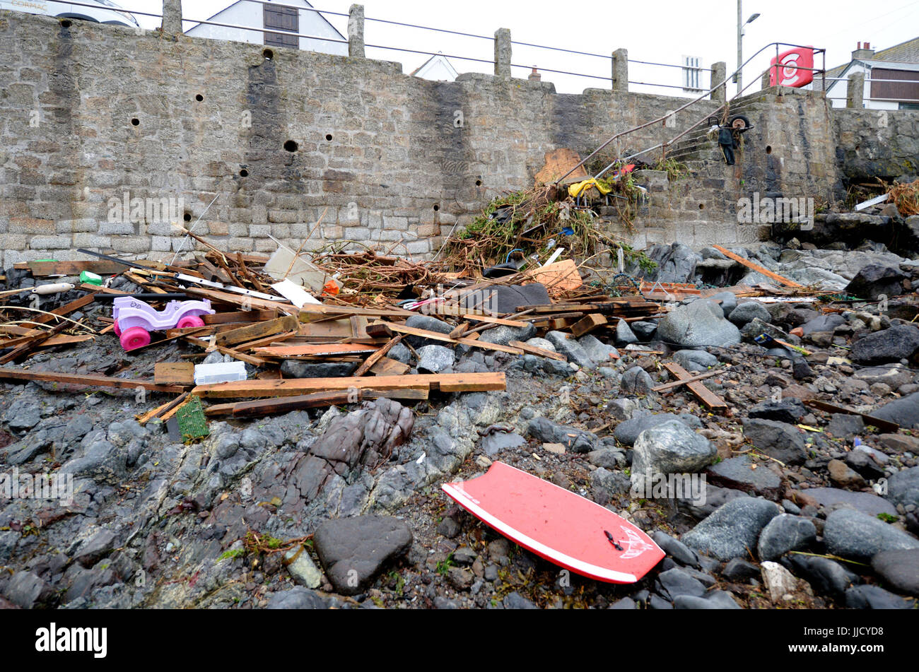 Müll am Strand in Coverack, Cornwall, nach intensivem Regen verursachte Sturzfluten in dem Dorf an der Küste. Stockfoto