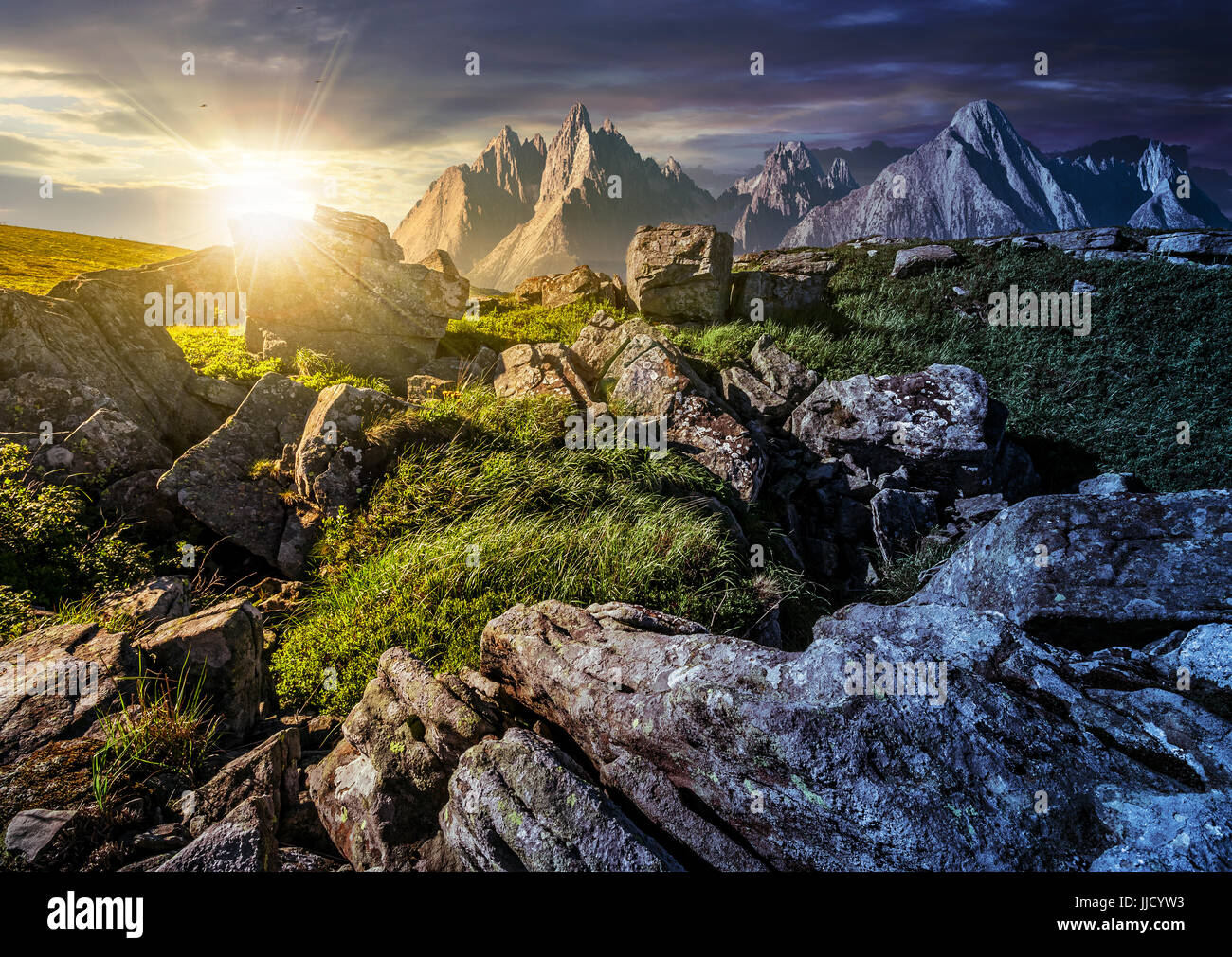 Tag und Nacht Zeit Änderung Konzept über felsige Gipfel und Felsen am Hang in der hohen Tatra. Zusammengesetzte Landschaft des Bergrückens Stockfoto