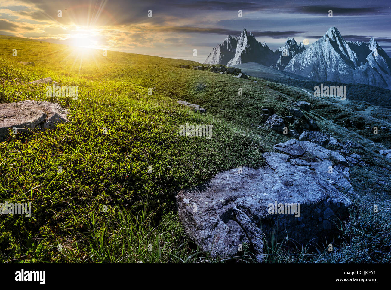 Tag und Nacht Zeit Änderung Konzept in der hohen Tatra Gebirge Sommerlandschaft. Sonne und Mond über Wiese mit großen Steinen unter dem Rasen auf die hil Stockfoto