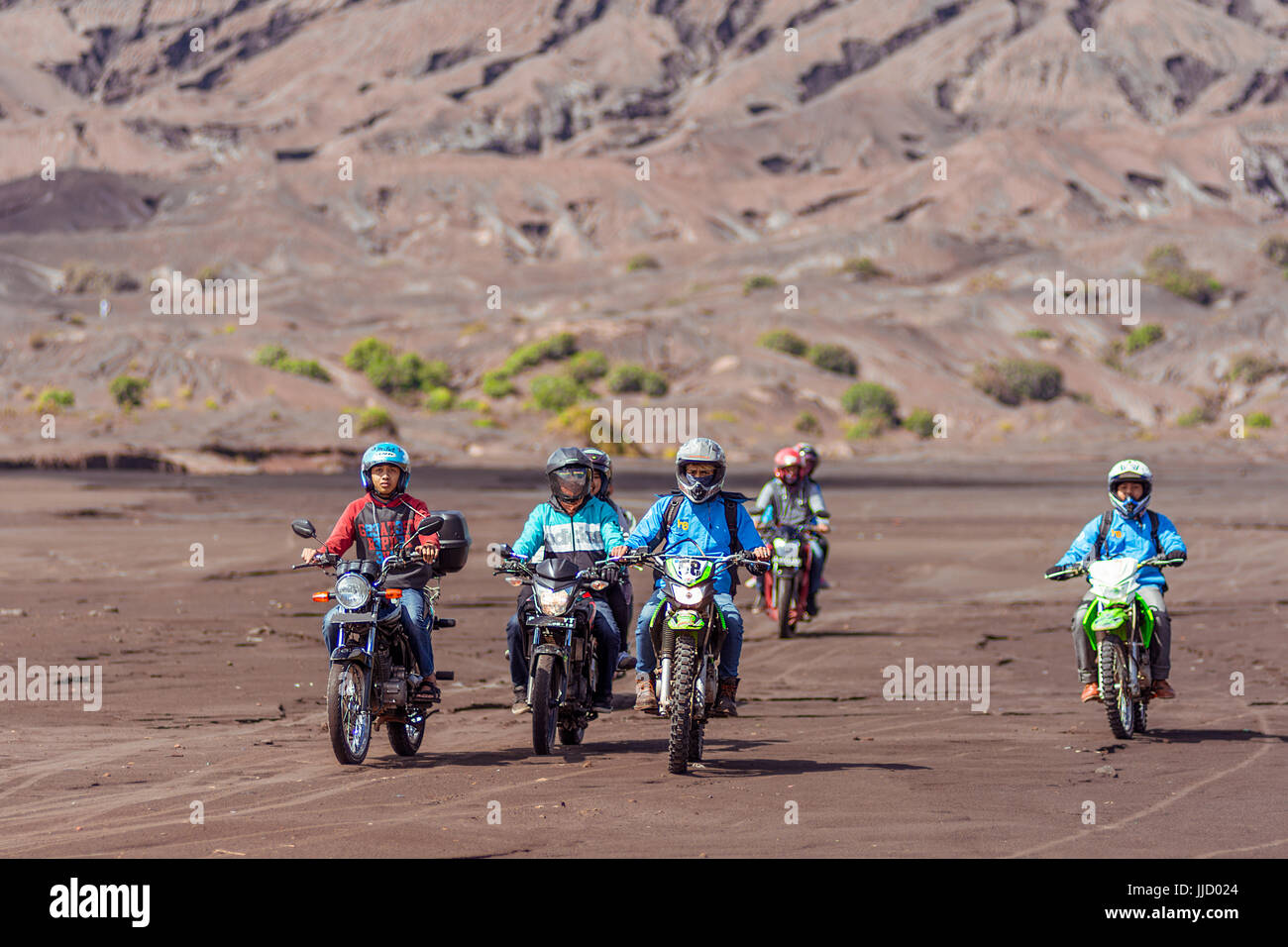 Gruppe von off Road Motorradfahrer Fahrt über die Asche Wohnungen Mt Bromo, Java, Indonesien. Stockfoto