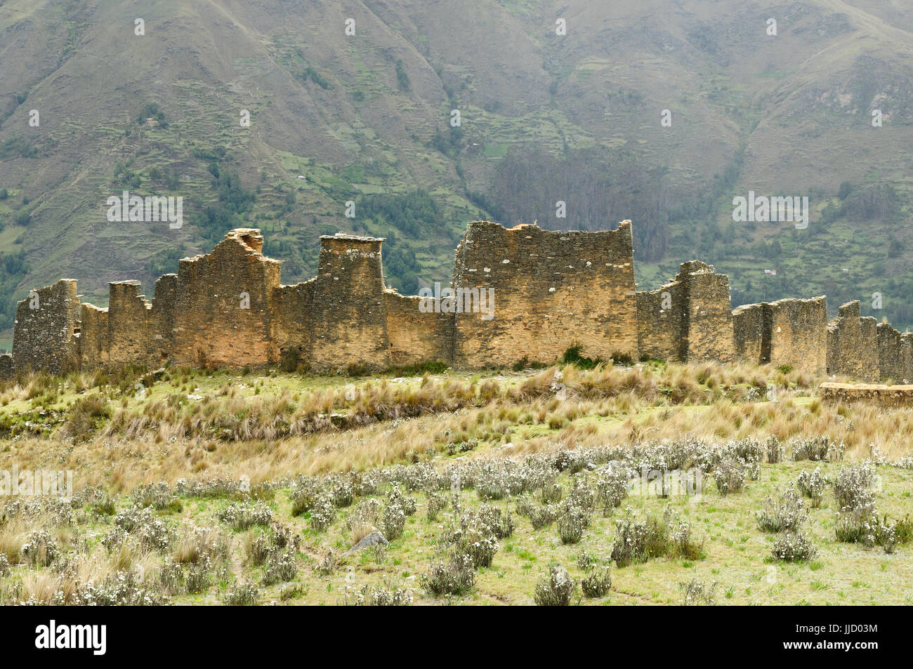 Piruro-Ruinen in der Nähe von Tantamayo. Tantamayo präkolumbischen Yarowilca Kulturhauptstadt war, eines der Olest wissen in Peru. Gebäude wurden gebaut wi Stockfoto