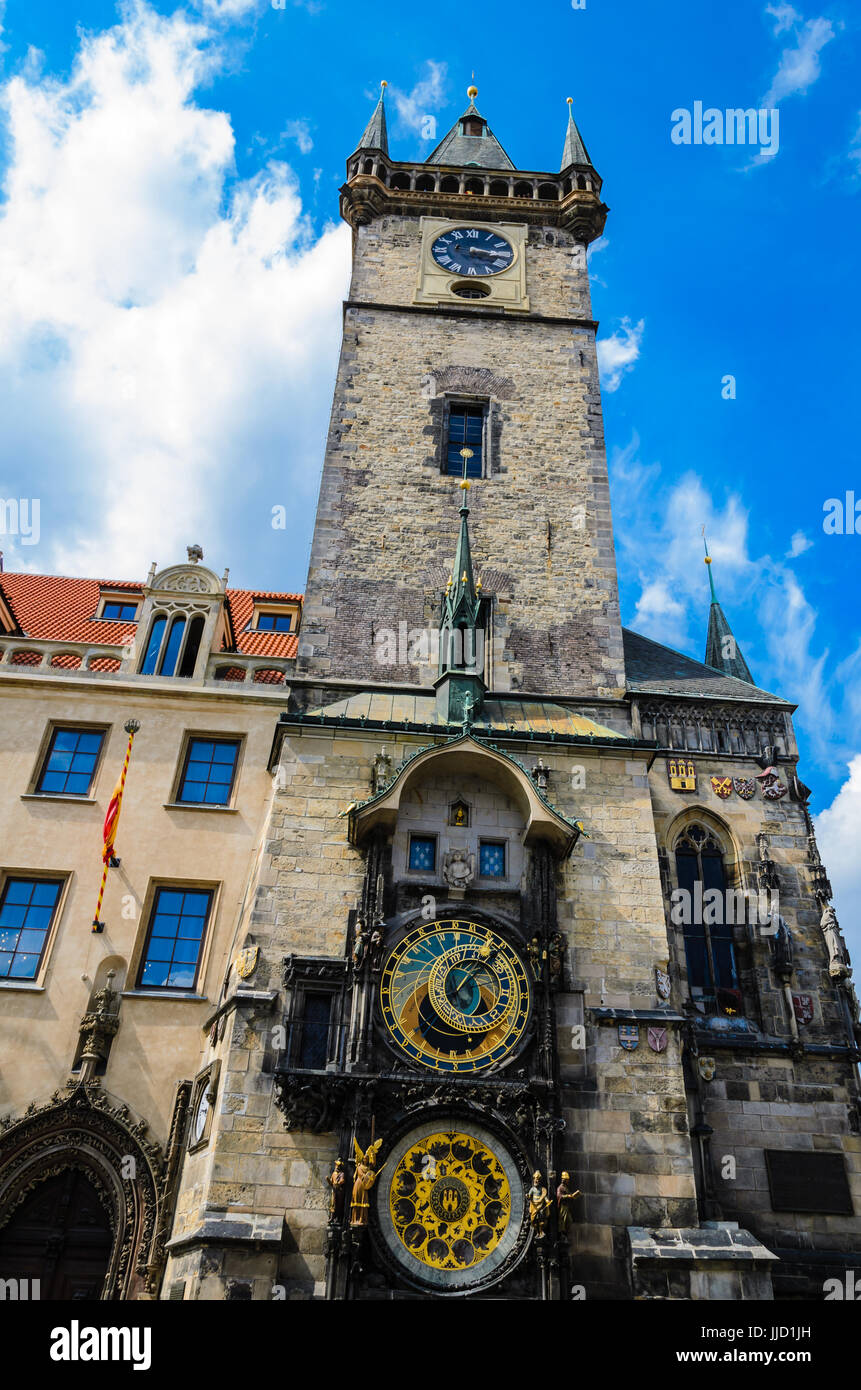 Sehr seltene und alte Prag Astronomische Uhr am Altstädter Ring im Mittelalter gebaut. Die Aussicht sind ganze Turm, im Hintergrund sind Wolken auf blauem Stockfoto