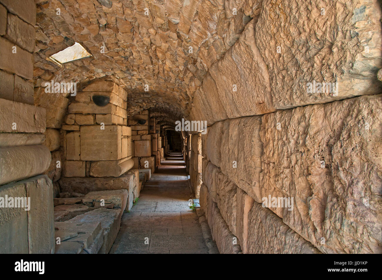 Ruinen der antiken griechischen Tunnel hergestellt aus Stein mit Licht, das durch Löcher in Ephesus, Türkei Stockfoto