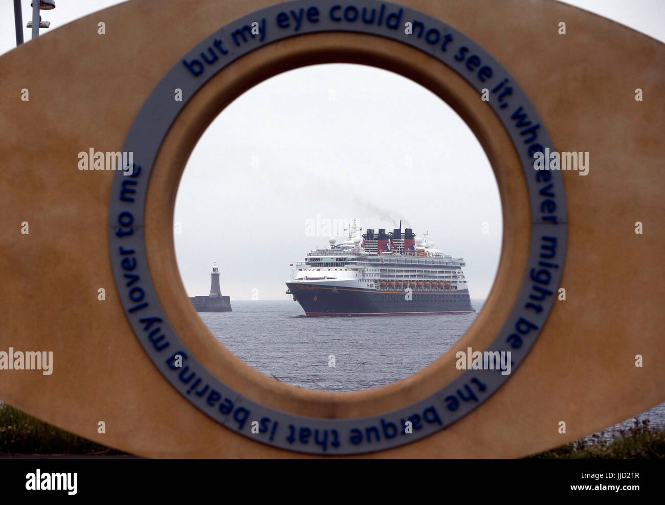 Die Disney Cruise Ship Magic betritt den Fluss Tyne für einen eintägigen Zwischenstopp. Stockfoto