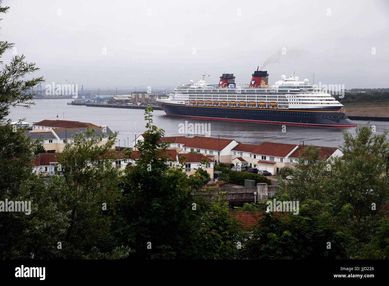 Die Disney Cruise Ship Magic betritt den Fluss Tyne für einen eintägigen Zwischenstopp. Stockfoto