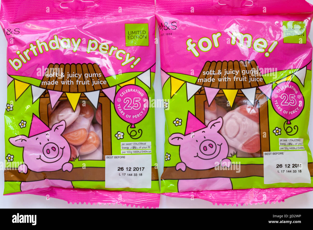 Tasche M & s für mich! und Tasche M & S Geburtstag Percy! Percy Schwein Süßigkeiten feiert 25 Jahre Percy Schwein isoliert auf weißem Hintergrund Stockfoto