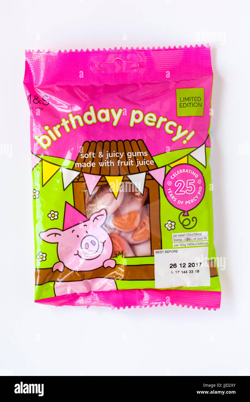 Tasche M & S Geburtstag Percy! Percy Schwein Süßigkeiten feiert 25 Jahre Percy Schwein isoliert auf weißem Hintergrund Stockfoto