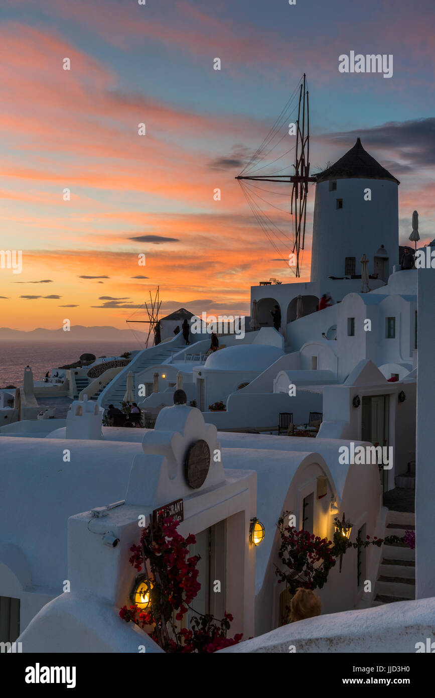 Blick auf den Sonnenuntergang, Oia, Santorini, Süd Ägäis, Griechenland Stockfoto