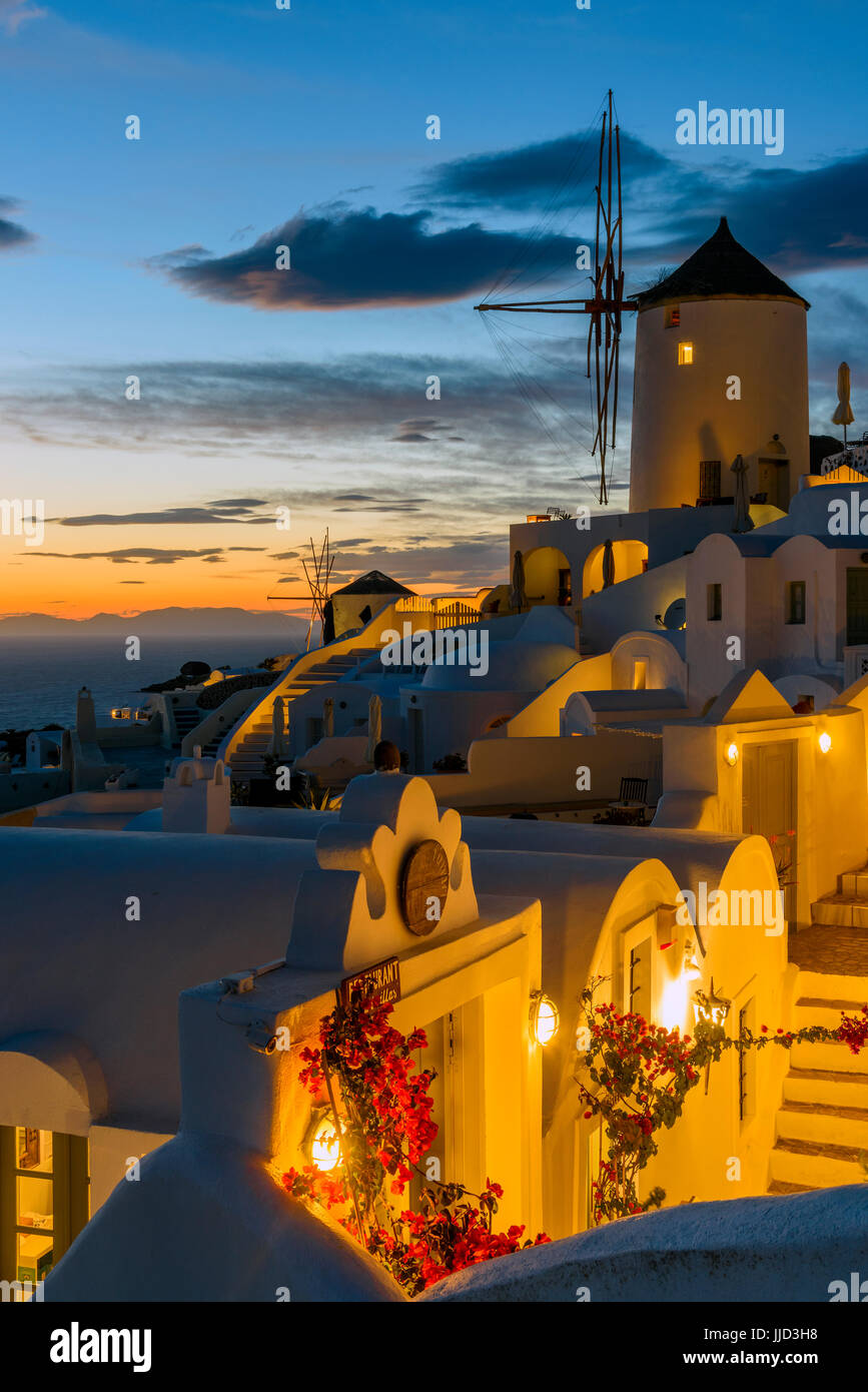 Blick auf den Sonnenuntergang, Oia, Santorini, Süd Ägäis, Griechenland Stockfoto