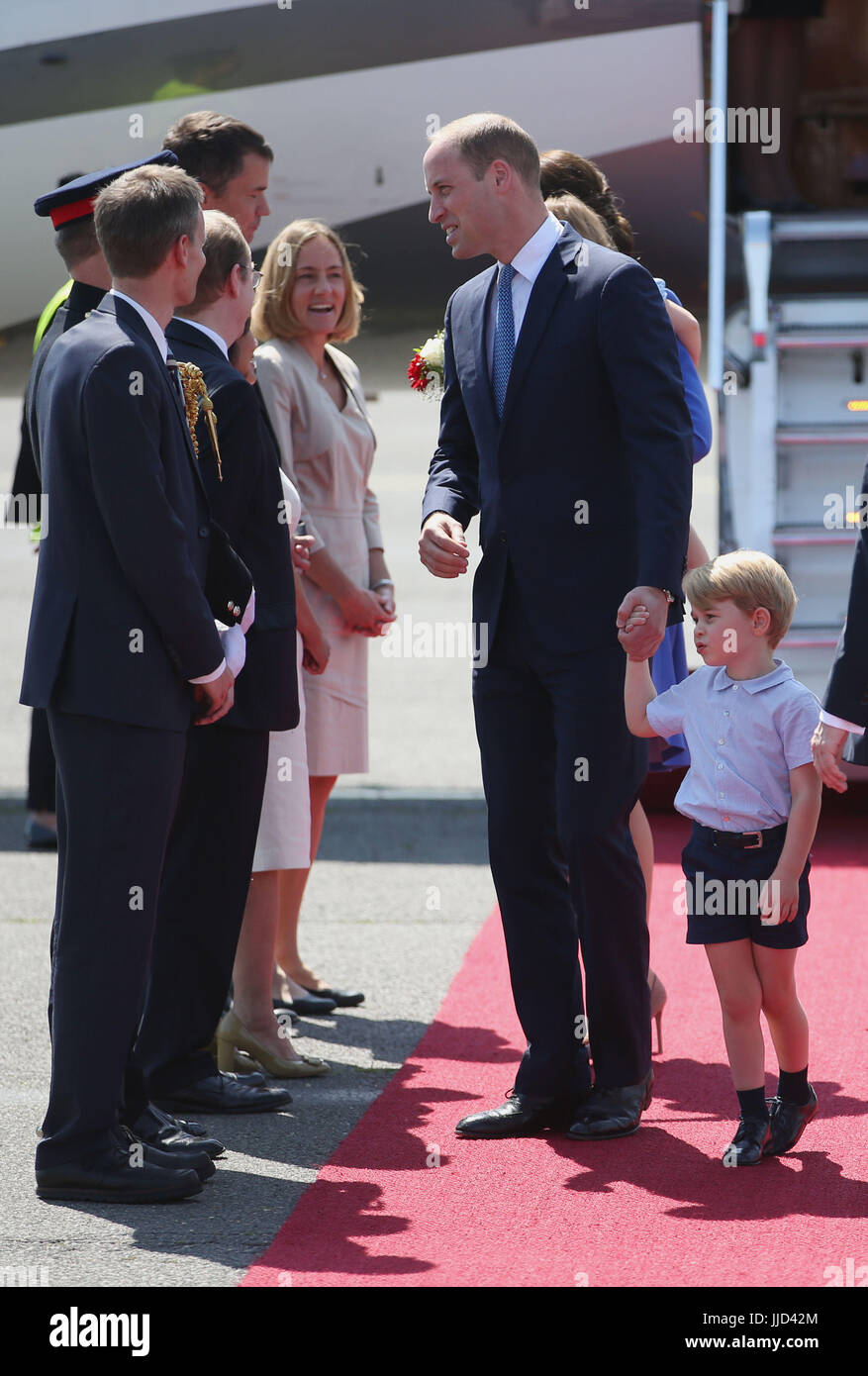 Der Herzog von Cambridge und Prince George, Ankunft am Flughafen von Berlin in Deutschland. Stockfoto