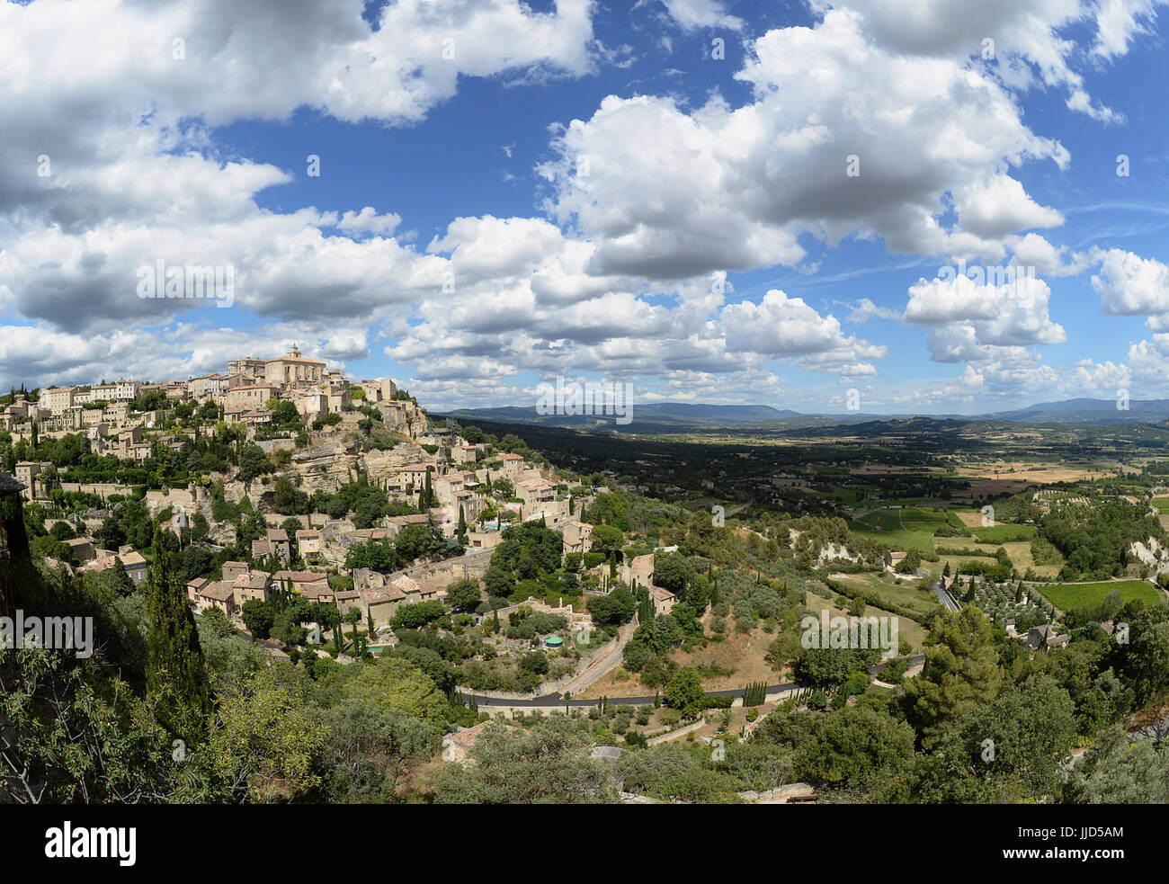 Frankreich, 84 Vaucluse, Gordes, malerischen Dorf von Gordes mit Blick über die Vaucluse. Stockfoto