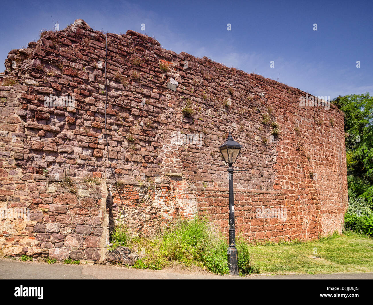 Ein Teil der alten Stadtmauer von Exeter City, in der Nähe von Exeter Kais. Etwa 70 % der Mauer überlebt, und vieles davon ist fast 2000 Jahre alt. Stockfoto