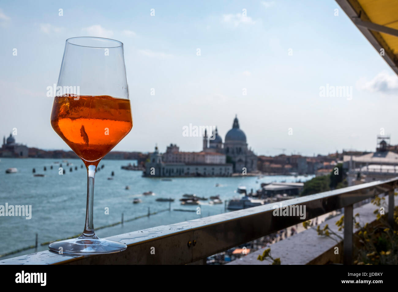 Ein Aperol Spritz mit Blick auf Venedig Stockfotografie - Alamy