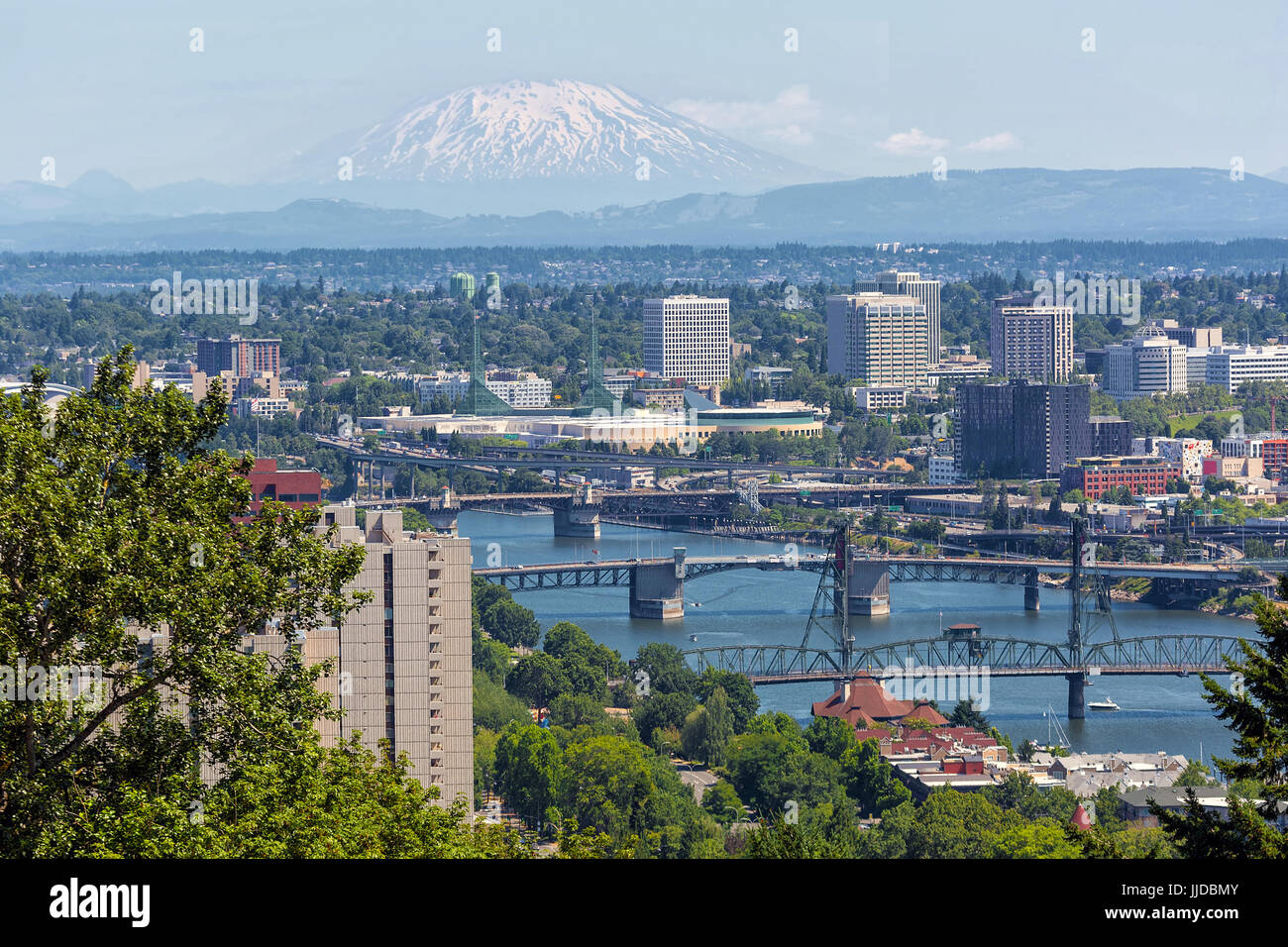 Portland Oregon Innenstadt mit Brücken über den Willamette River und Mount Saint Helens Blick Stockfoto