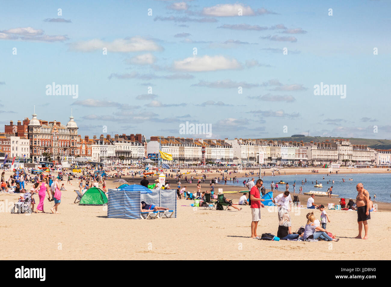 2. Juli 2017: Weymouth, Dorset, England, UK - Menschen, die an einem heißen Sommertag am belebten Strand Sonnenbaden. Stockfoto