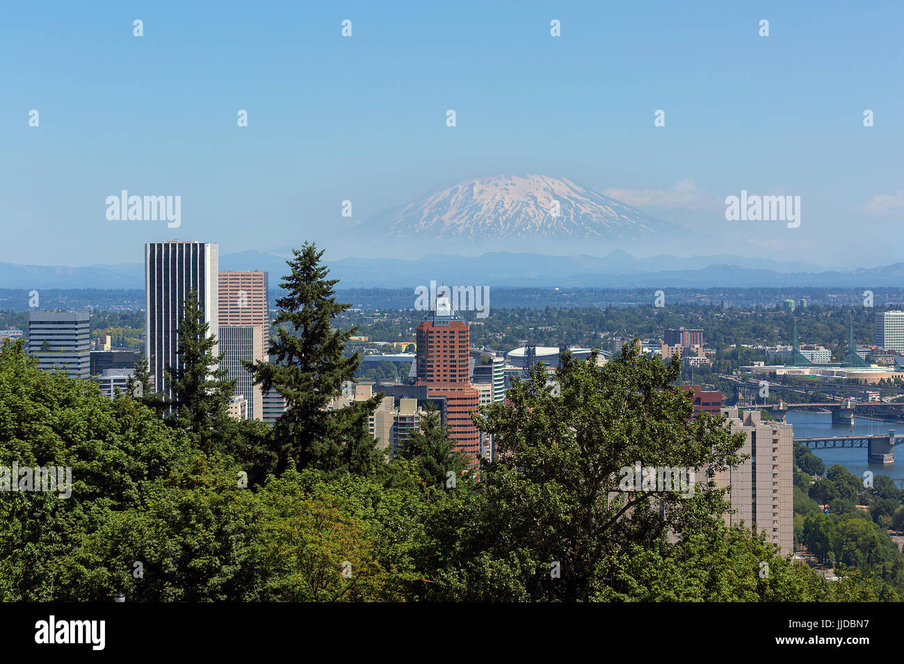 Portland Oregon Innenstadt mit Mount Saint Helens Blick Stockfoto