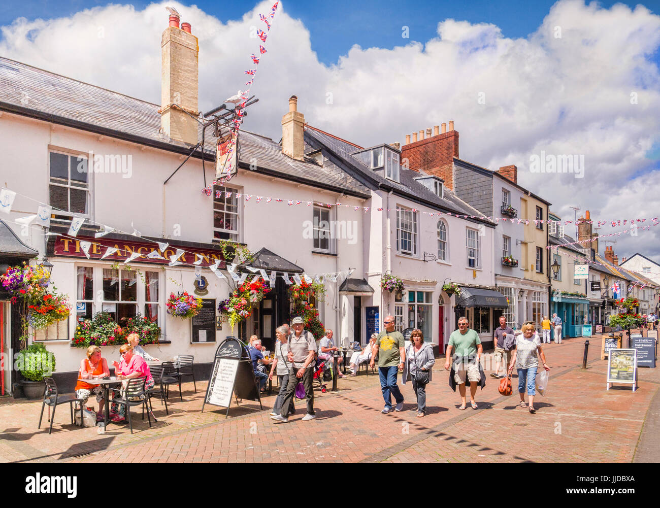 3. Juli 2017: Sidmouth, Dorset, England, UK - Shopper in alten Vorderstraße, neben The Anchor Inn, an einem sonnigen Sommertag im Juli. Stockfoto