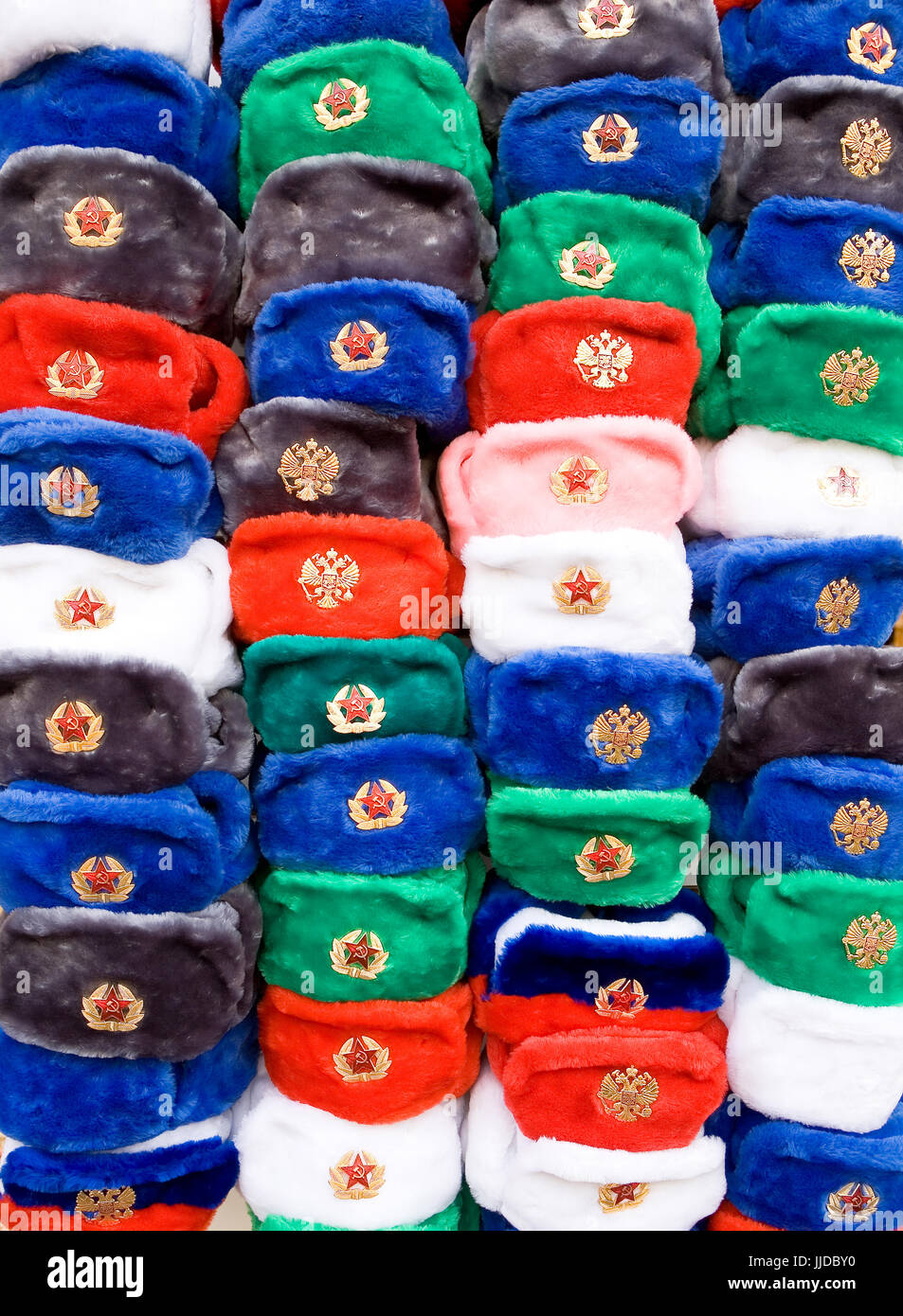Sowjetische Symbole. Mehrfarbige Caps mit sowjetischen Kokarden sind im Zentrum von Moskau für Touristen verkauft. Stockfoto