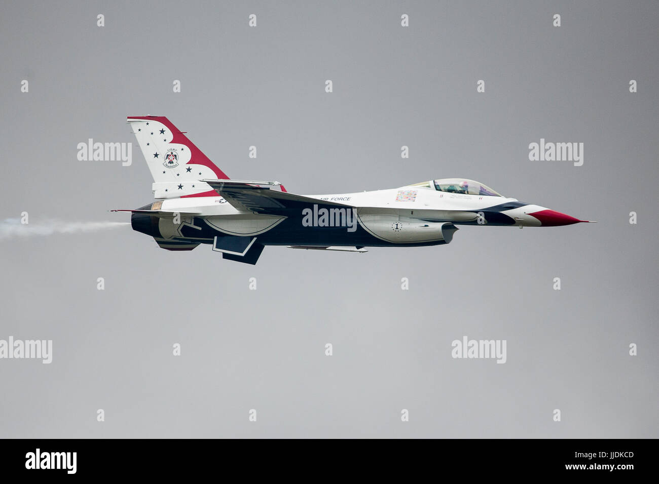 Die Kunstflugstaffel USAF Thunderbirds beeindruckt das Publikum mit einer spektakulären Flugvorführungen ihre f 16 beim RIAT 2017 Stockfoto