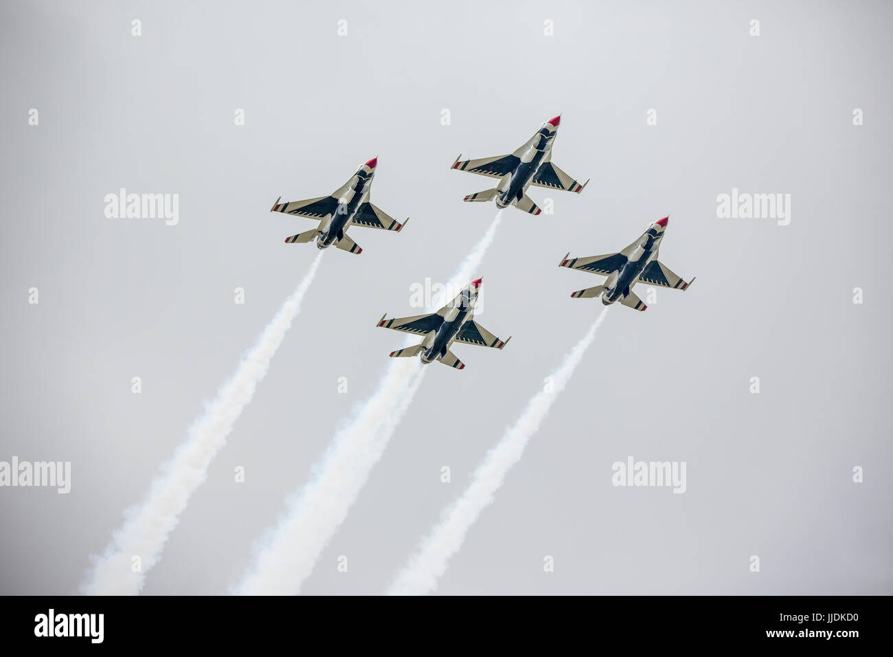 Die Kunstflugstaffel USAF Thunderbirds beeindruckt das Publikum mit einer spektakulären Flugvorführungen ihre f 16 beim RIAT 2017 Stockfoto