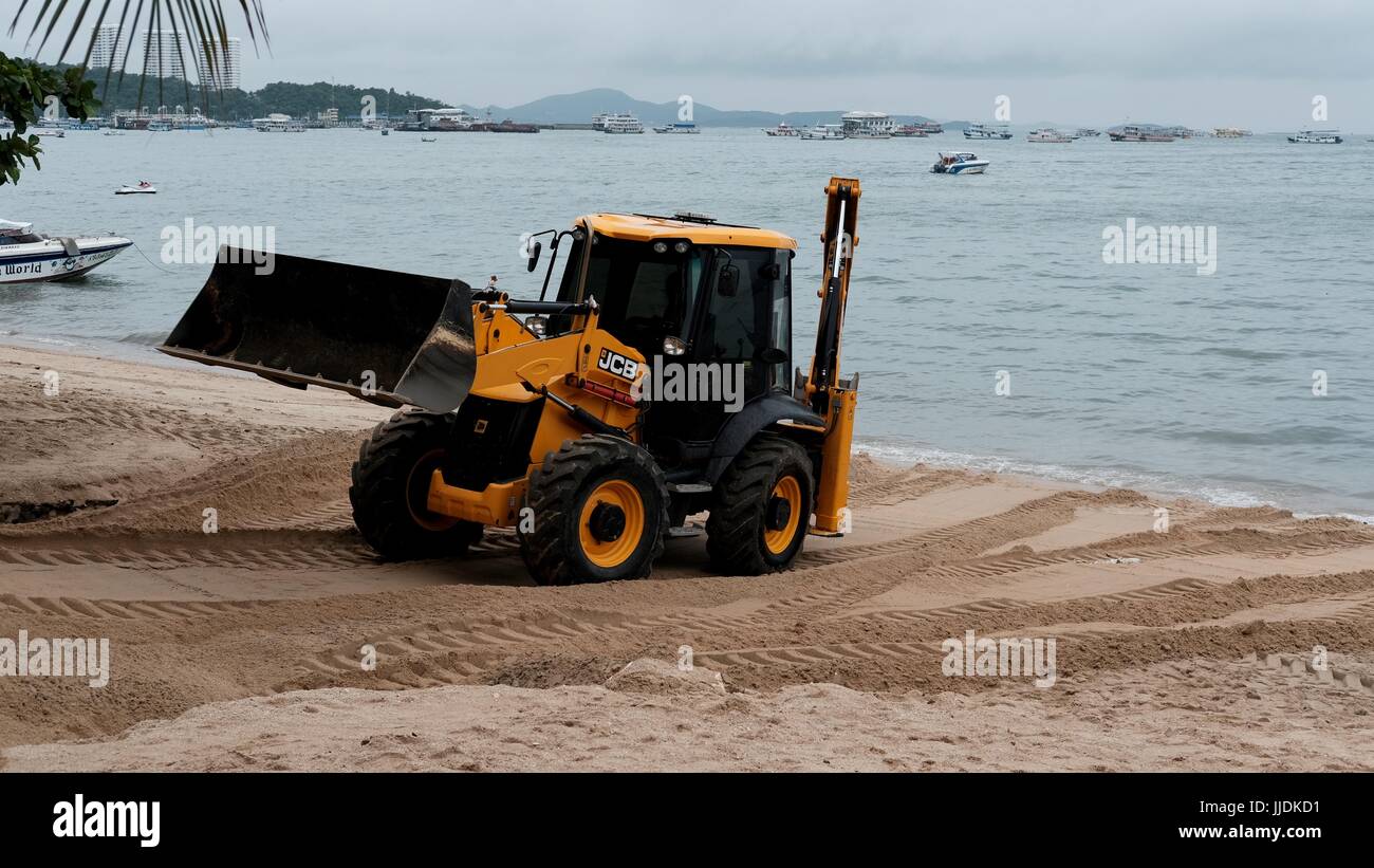 Planierraupe Gizmo schwere Erdbewegung bei der Arbeit am Strand von Pattaya Thailand Umweltkatastrophe Baumaschinen Baugeräte Stockfoto