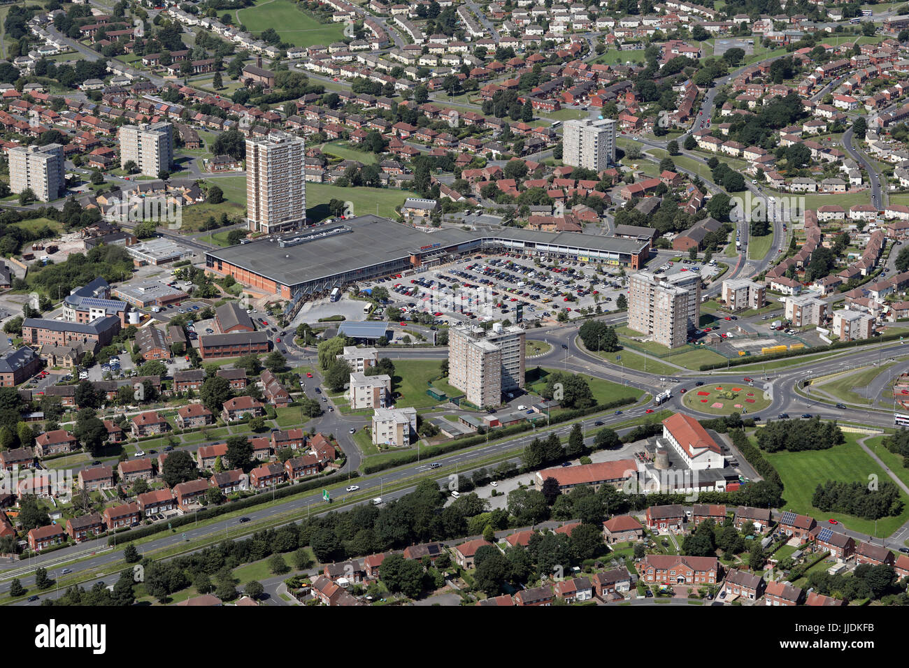 Luftaufnahme von Seacroft Shopping Centre in Leeds 14, UK