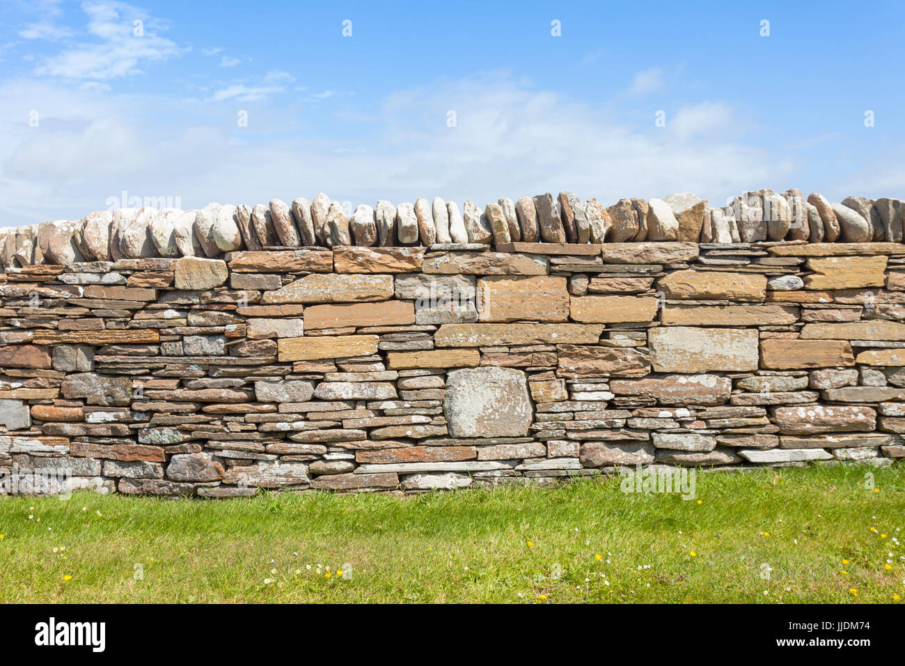 Trockenen Stein Trockenmauer in Schottland mit Steinen und Capper Steinen Stockfoto
