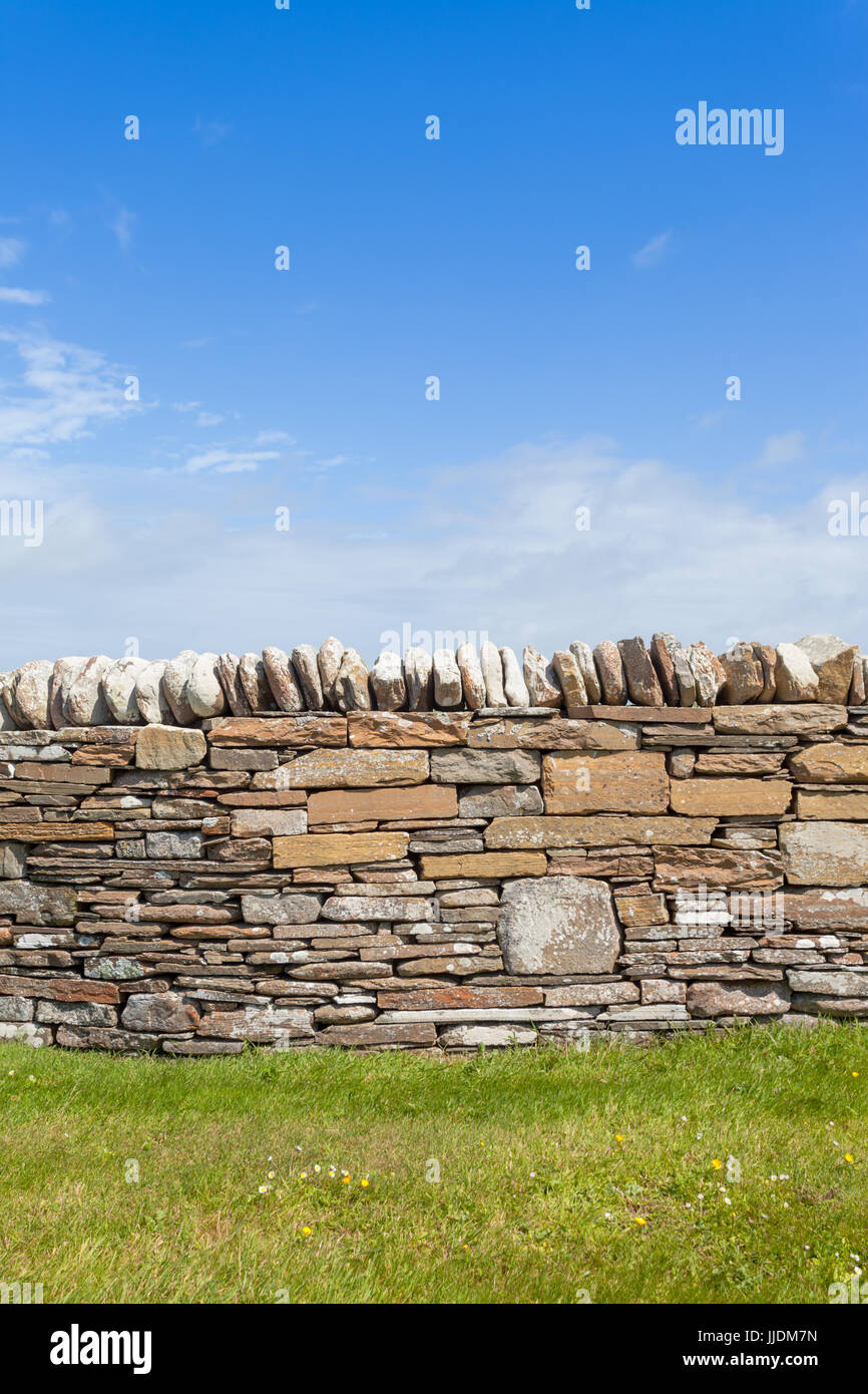Trockenen Stein Trockenmauer in Schottland mit Steinen und Capper Steinen Stockfoto